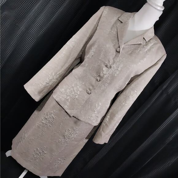 ADRIANNA PAPELL! SOFTEST BEIGE/TAN FLORAL RELIEF 2 PC SATINY FINISH SUIT! SZ 12 - Picture 1 of 12